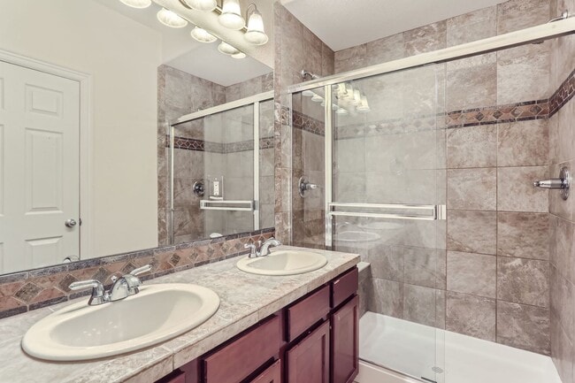 Building Photo - Beautifully maintained town-home in Centra...