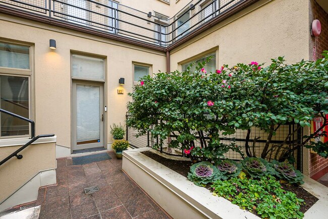 Building Photo - 1313 Vermont Ave NW