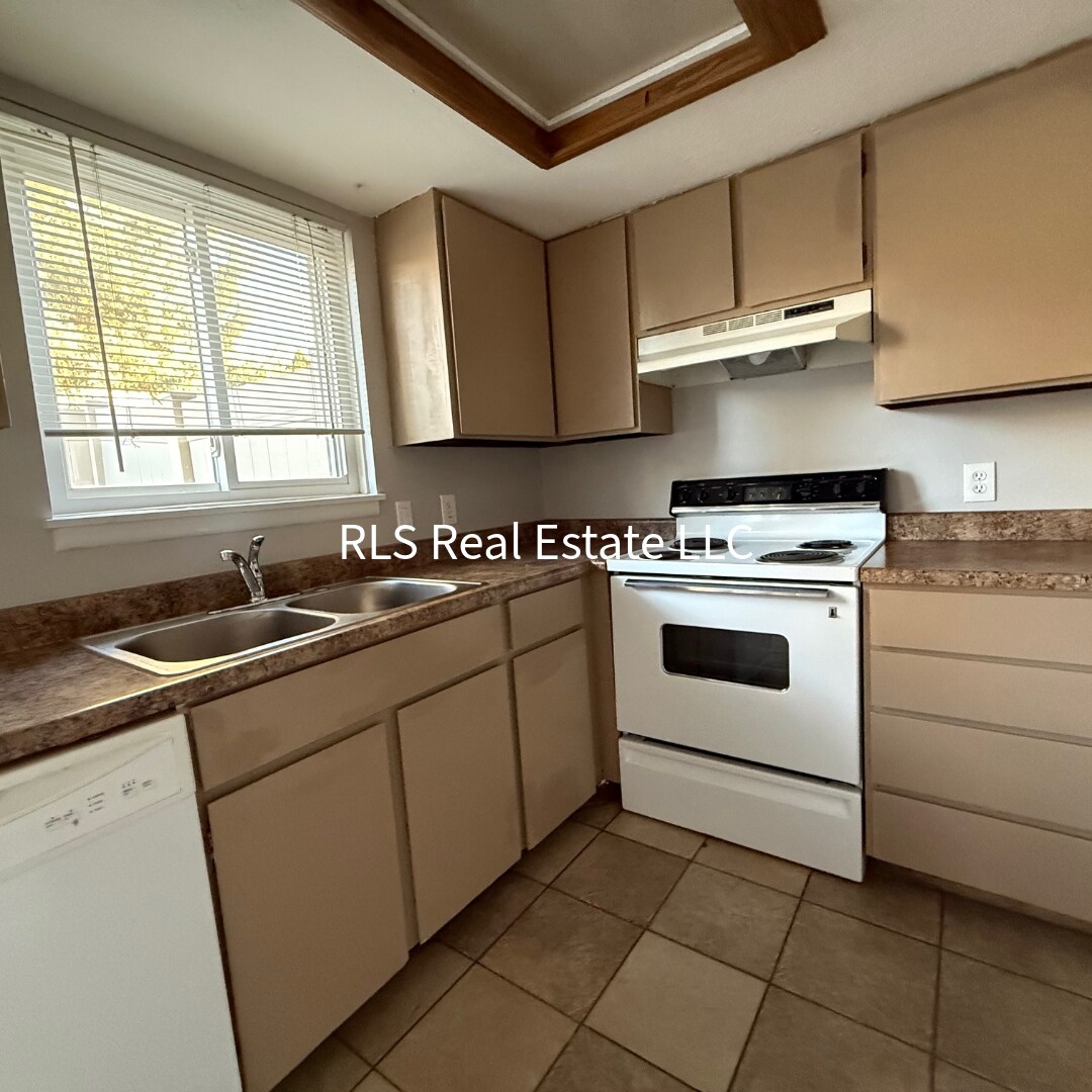 Building Photo - 1495 E 8600 S