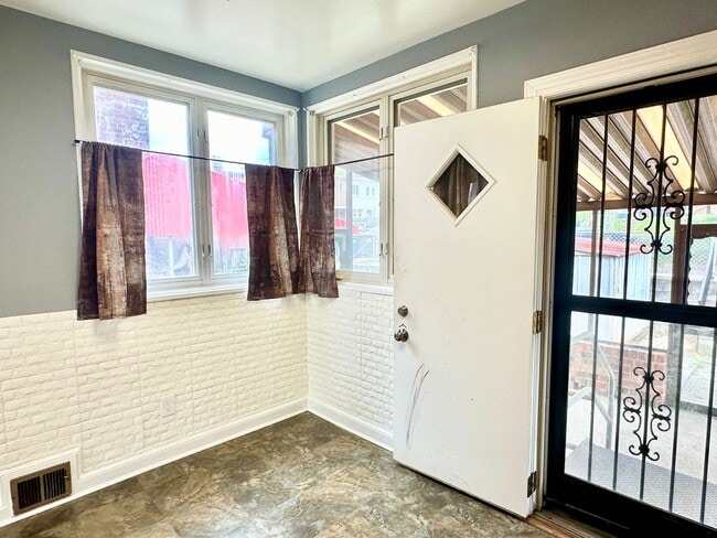 Building Photo - Charming 3-bedroom, 1.5-bathroom! Pets Wel...