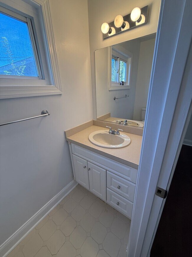 Building Photo - **3bed House - Skip The Apartment Chaos - ...