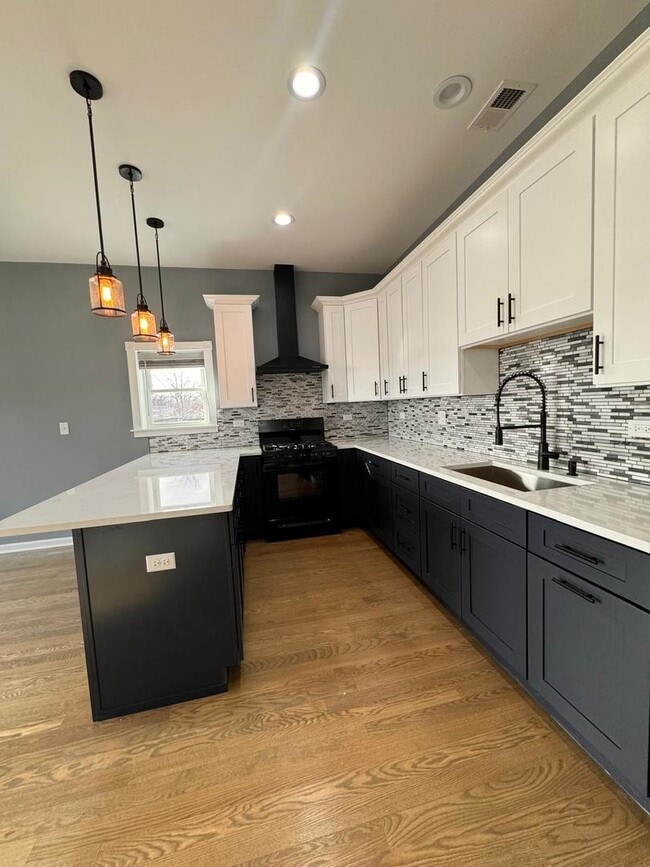 Building Photo - 5938 W Montrose Ave