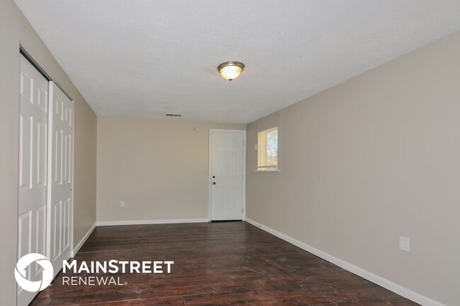 Building Photo - 11 Jamestown Dr