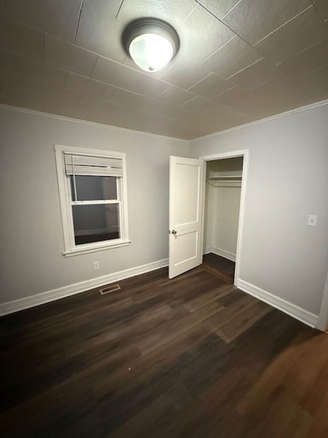 Building Photo - Two bedroom, 1 bath house in Burlington