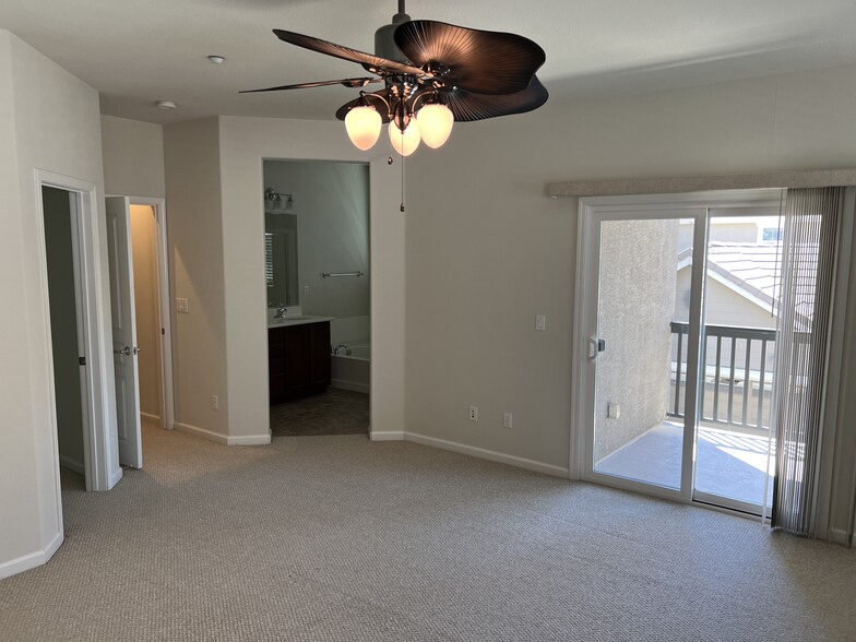 Building Photo - 207 W La Flor Ln