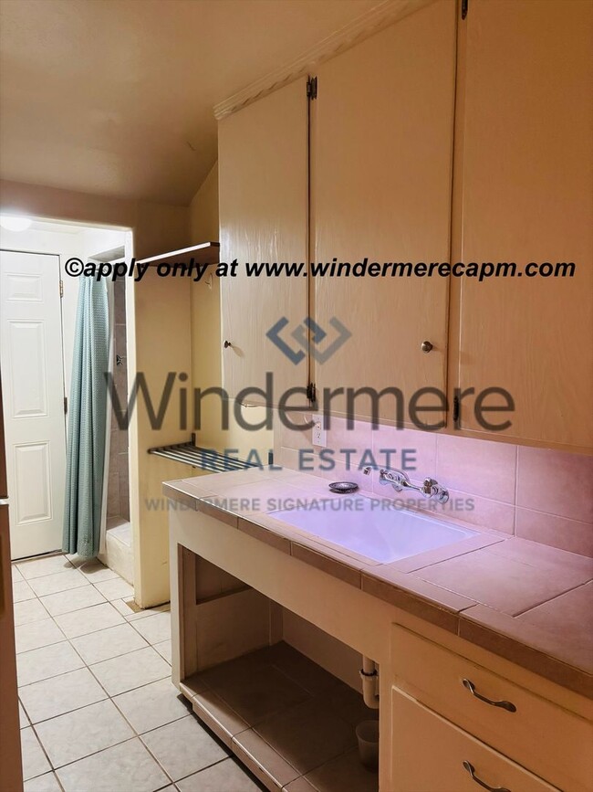 Building Photo - Charming studio home in North Oak Park