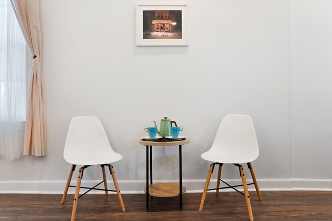 Building Photo - Recently updated and fully furnished Midto...