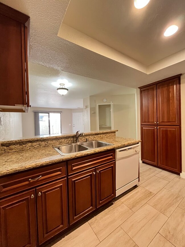 Building Photo - BEAUTIFULLY UPGRADED 1 STORY CONDO