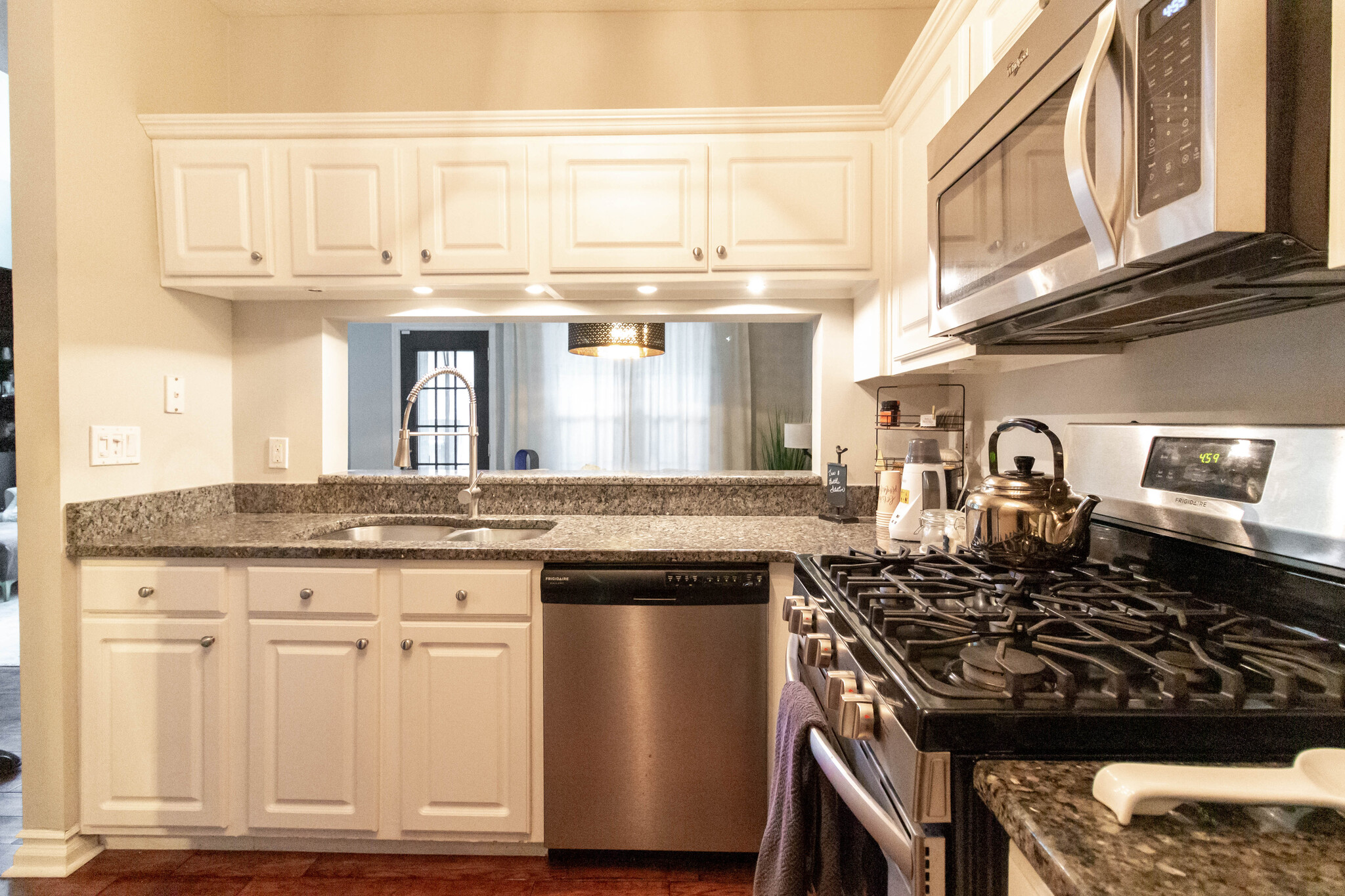 Kitchen - 240 Renaissance Pkwy NE