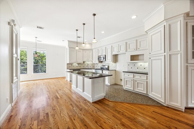 Building Photo - 1231 W Pierce St