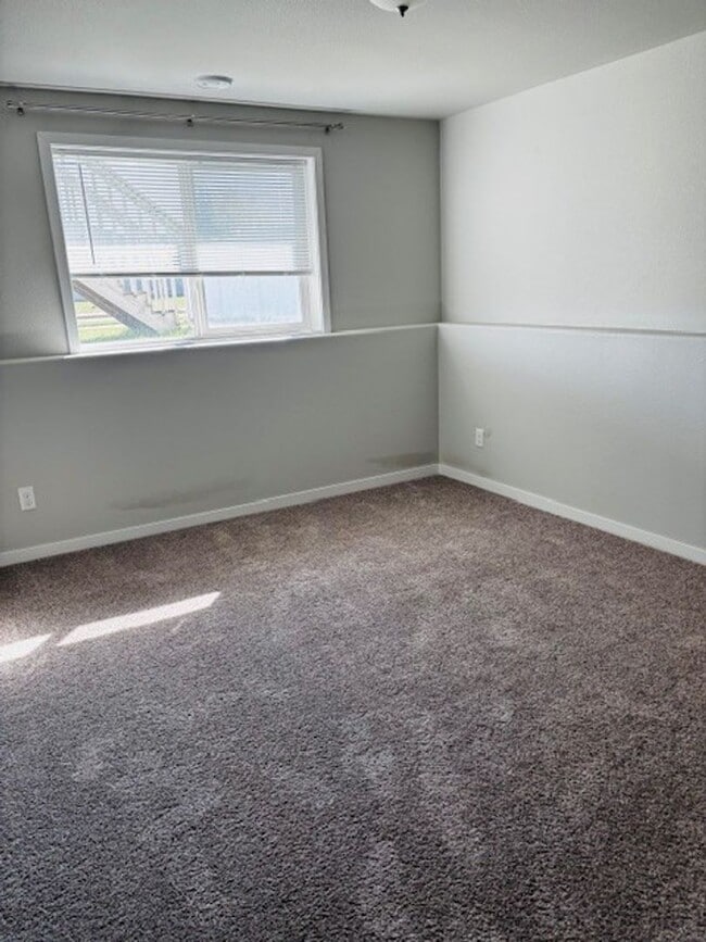 Building Photo - 4 Bed 2 Bath Single Family Home