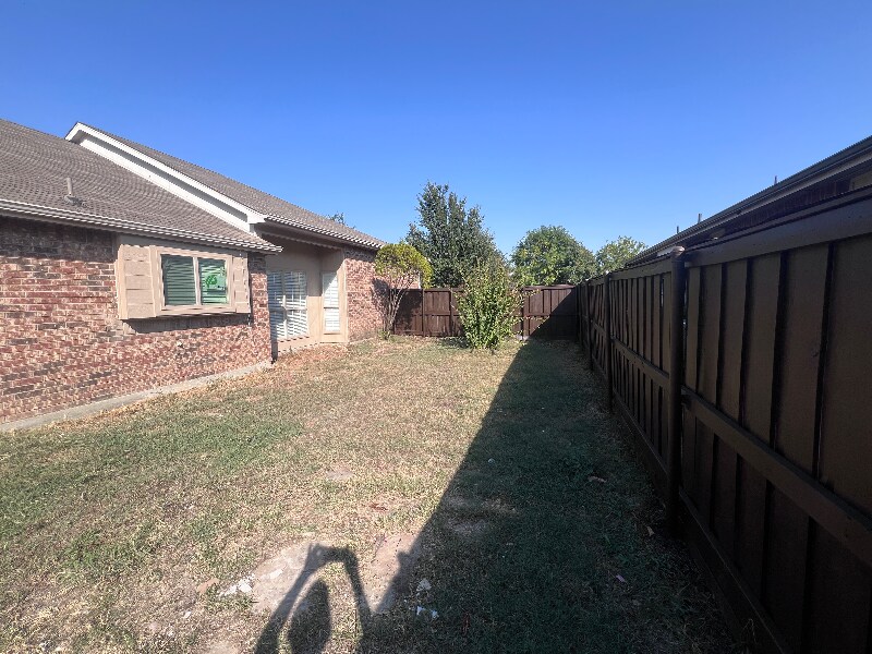 Building Photo - 2066 Vista Dr