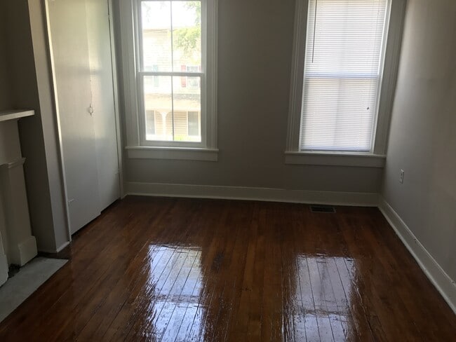 Building Photo - 327 S Laurel St