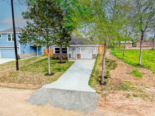 Building Photo - 24735 Waterford St