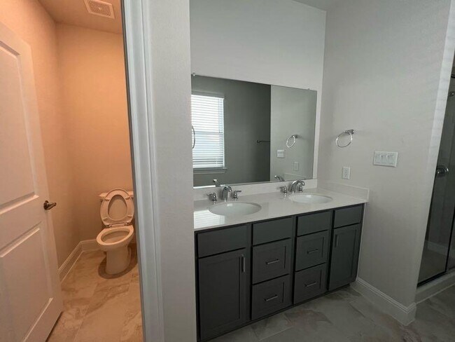 Building Photo - 15501 Ellinger Dr