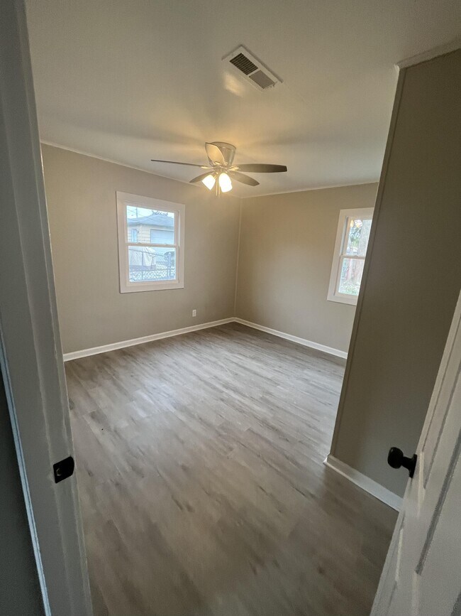 Building Photo - 420 S Wheatland Ave