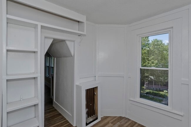 Building Photo - 205 St James Ave