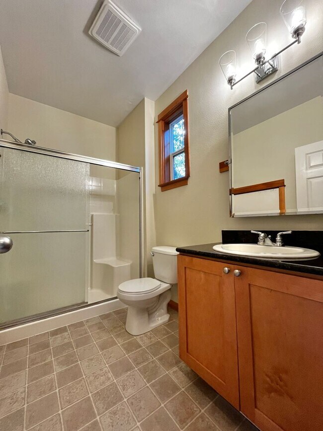 Building Photo - Beautiful 4 Bedroom Bainbridge Home Close ...