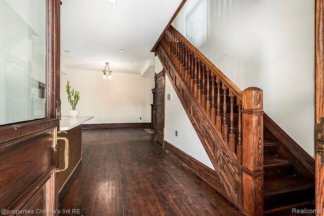 Building Photo - 701 W Canfield St