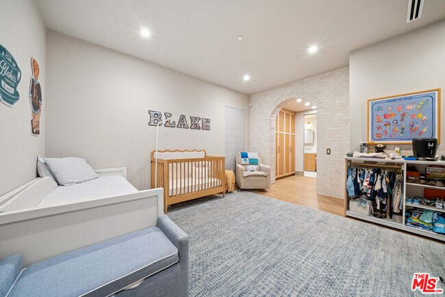 Building Photo - 656 Huntley Dr