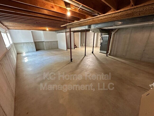 Building Photo - 5605 W 153rd Terrace