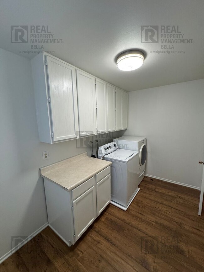 Building Photo - Spacious 3-Bedroom Home with Sunroom & Upg...