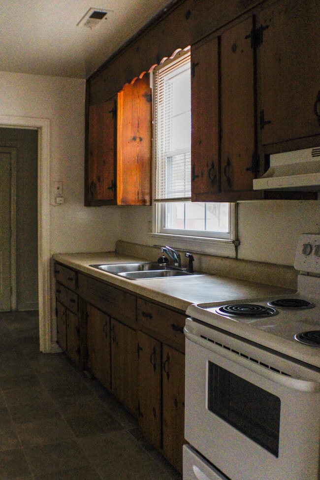 Building Photo - 2019 S Whitehill Dr