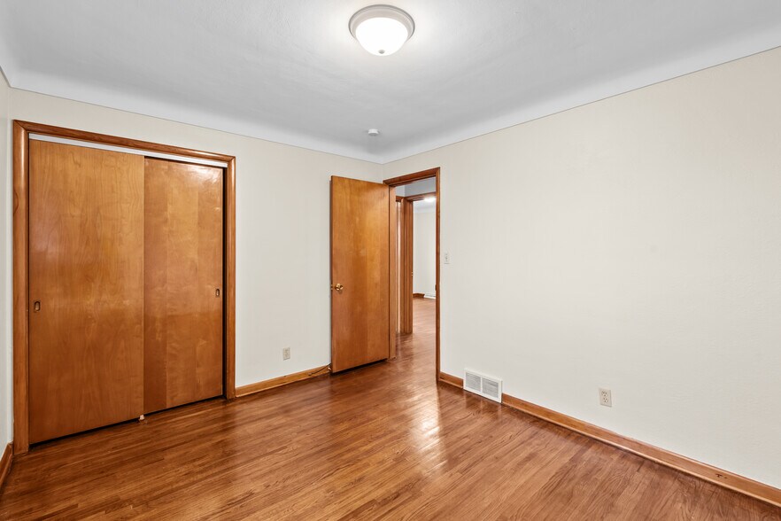 Building Photo - 5525 Sunnyside Dr