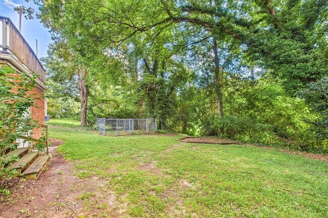 Building Photo - Large Home in Guilford Hills, Hardwood Flo...