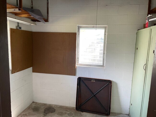 Building Photo - Recently Renovated - New flooring - kitchen - $500 off 1st months rent
