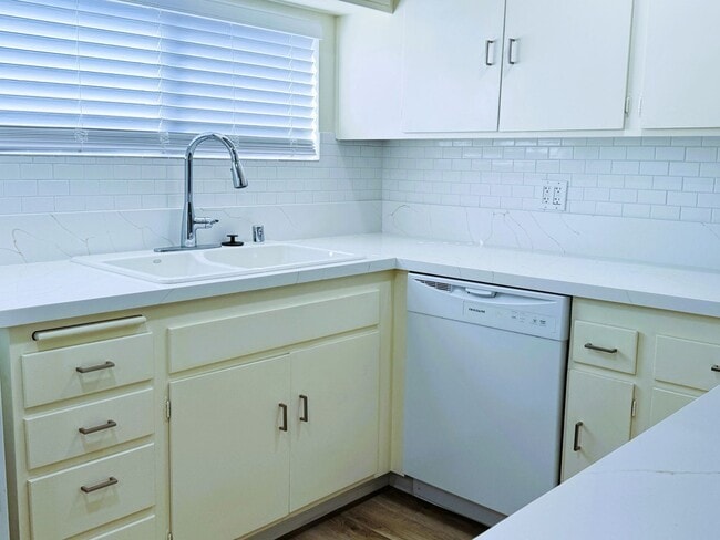 Building Photo - 2105 E Petunia St