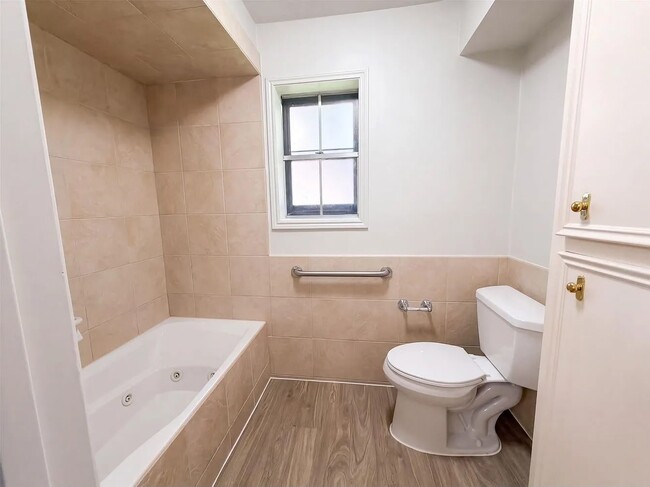 Building Photo - 4042 Greenbriar Dr