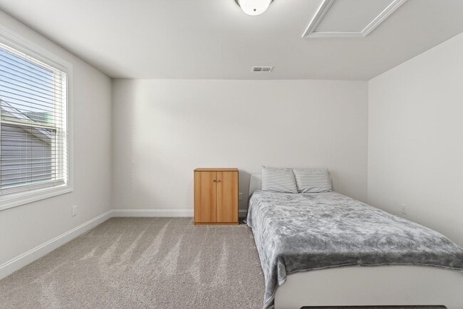Building Photo - Like New 4BR Ranch with Modern Finishes & Prime Location in Elgin