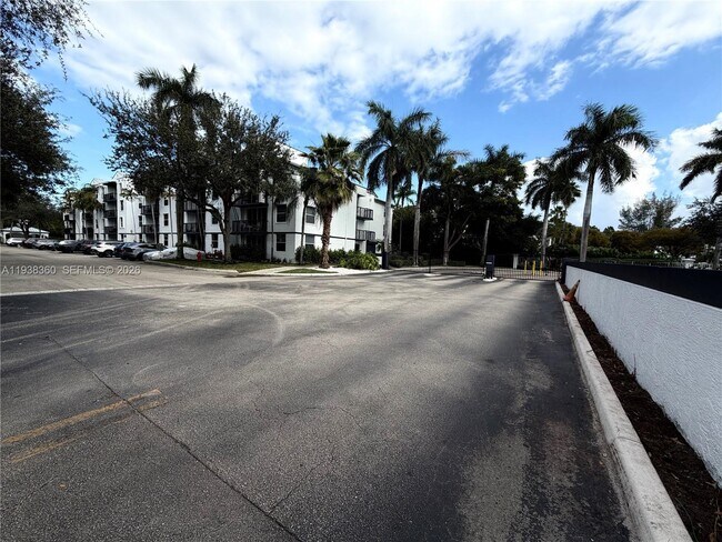 Building Photo - 649 E Sheridan St