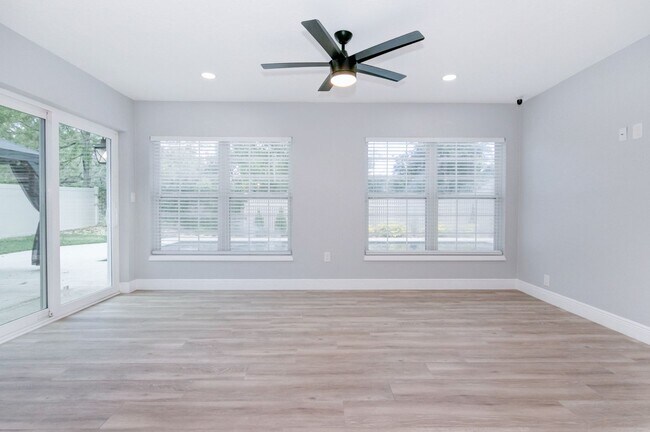 Building Photo - Gorgeous Mid-Centry Modern 3bed/2bath with...