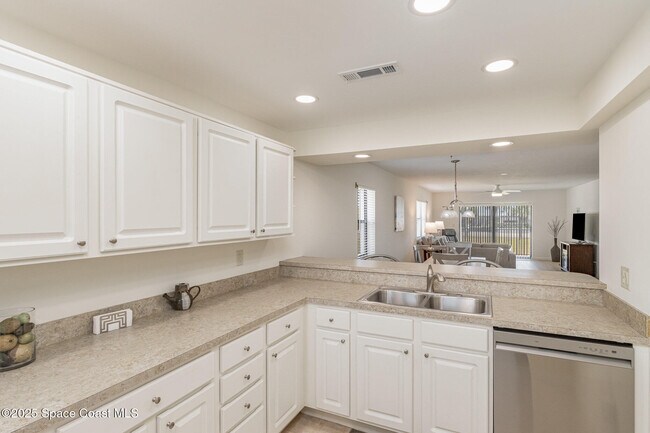 Building Photo - 2150 N Hwy A1A