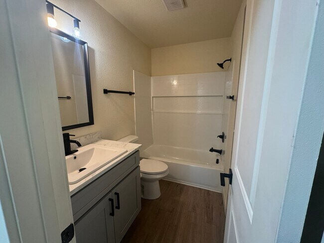 Building Photo - 1624 Banyan Dr