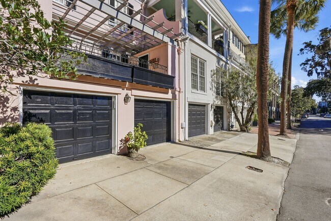 Building Photo - 3 BED | 4 BATH | TWO CAR GARAGE | HISTORIC DISTRICT TOWNHOME