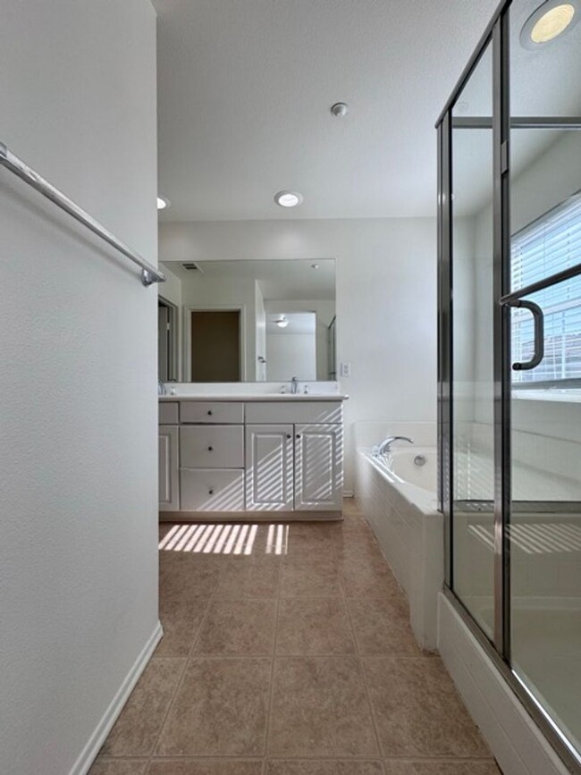 Building Photo - Spacious 3 Bedroom 2.5 Bathroom Condo in t...