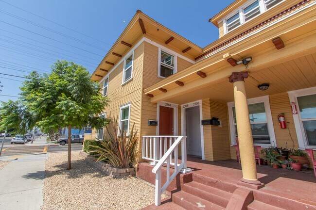 Building Photo - 2 Bedroom 1 Bath + Loft Apartment - One Bl...