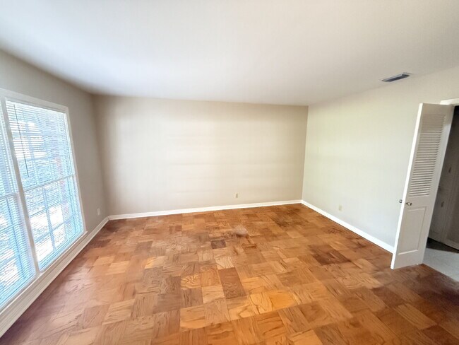 Building Photo - Welcome home to this charming 3-bedroom, 1.5-bathroom brick home featuring a spacious living and ...