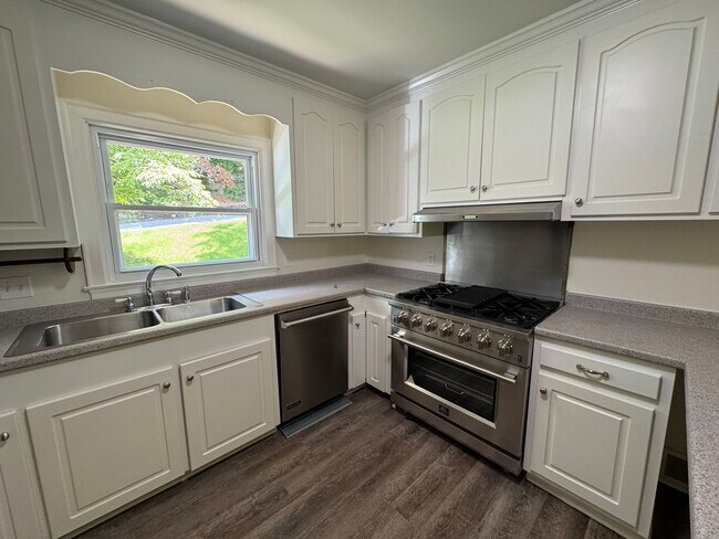 Building Photo - Renovated 4/3 House in North Hills- $1,995