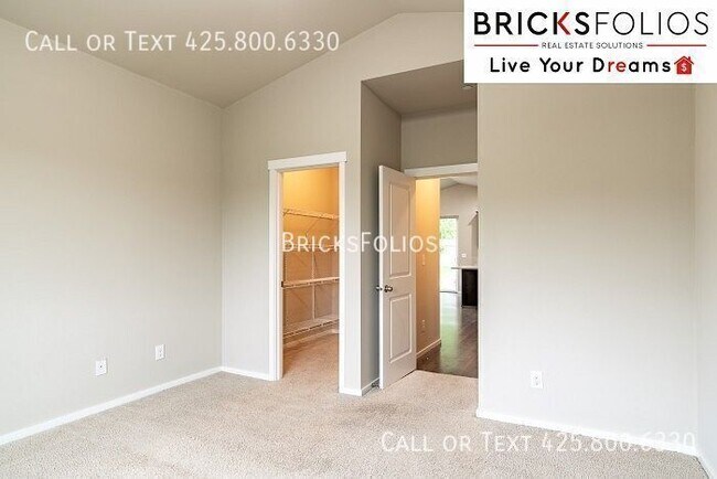 Building Photo - Modern Living Meets Convenience: 4-Bedroom...