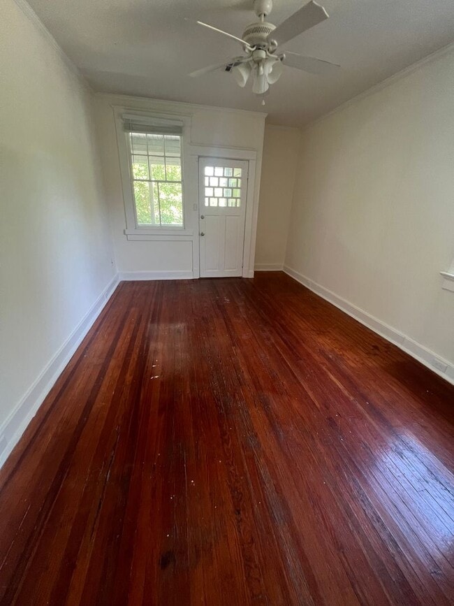 Building Photo - 5bd/2ba Located Near Campus and Broadway!
