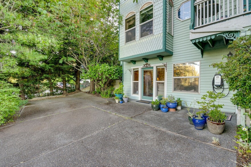 Building Photo - 1421 Landes St