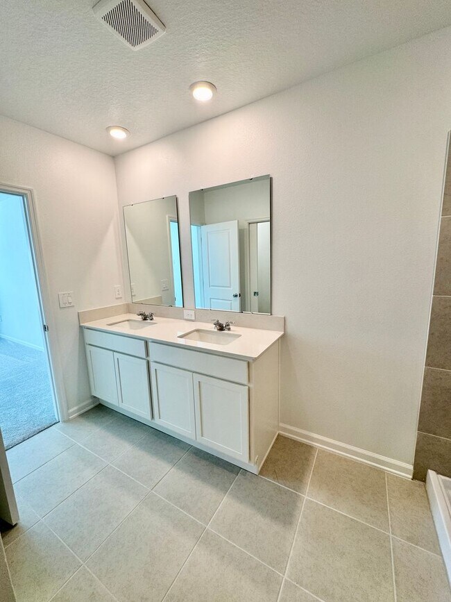 Building Photo - Be the First to Live Here | Stunning New Construction Home in Hidden Ridge