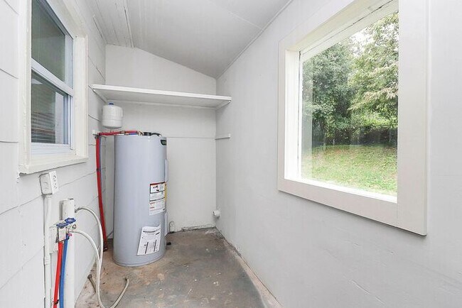 Building Photo - Charming 2BD/1BA Duplex Off West Blvd