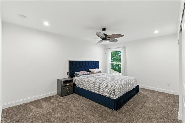 Building Photo - 2121 Harmony Dr