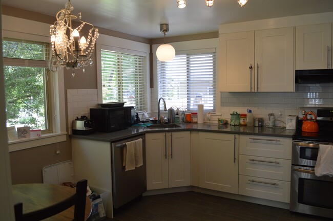 Building Photo - Remodeled 2 bed, 1 bath in the heart of Fo...