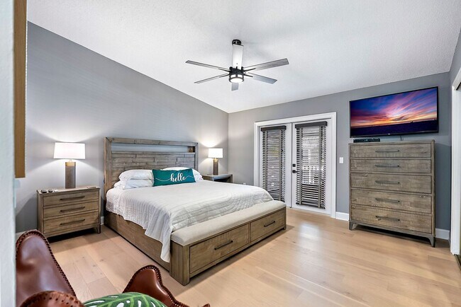 Building Photo - Impeccably Furnished Annual Rental Townhom...